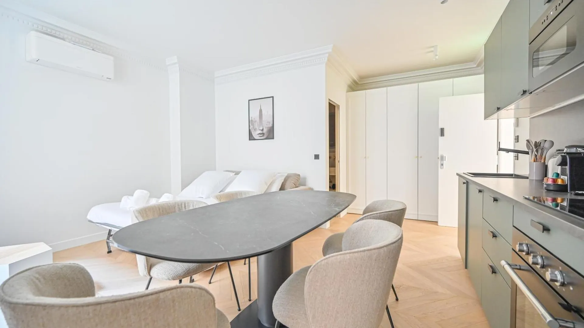 Sumptuous & Serene Parisian Flat 0*, Paris